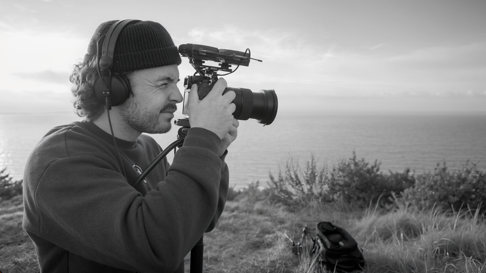 Marin en tournage, caméra à la main